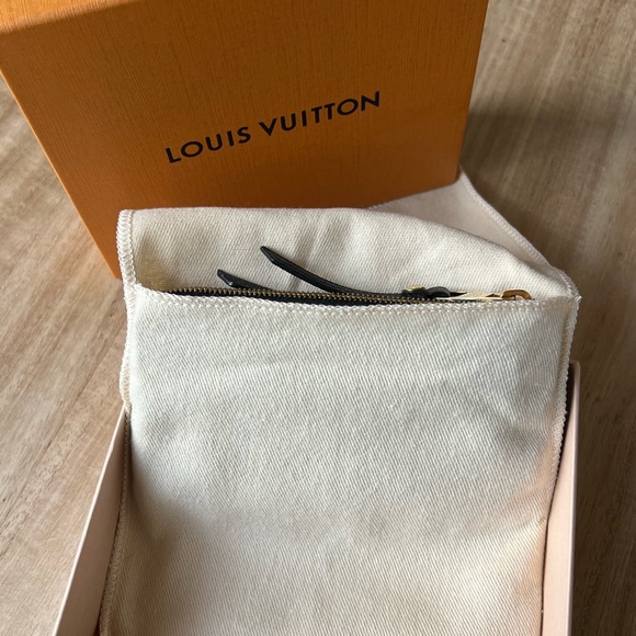 Louis Vuitton zipped card holder - Picture 6 of 9